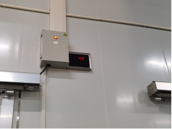 记者探访时，冷库的温度显示为4.9℃。孟庆伟/摄