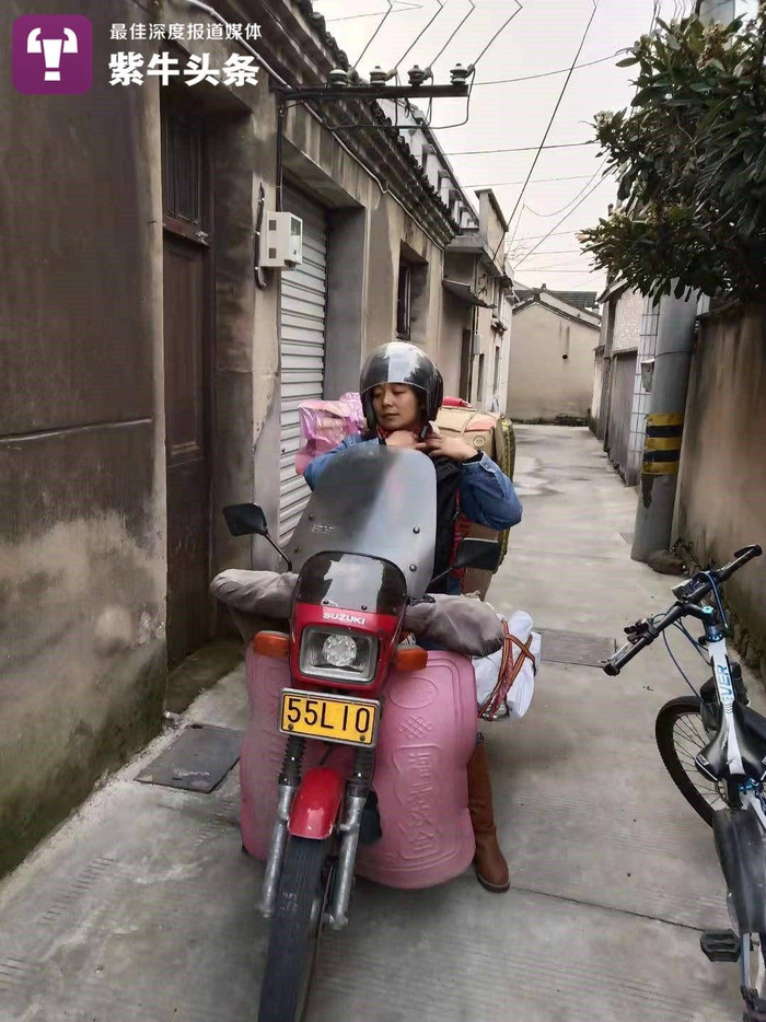 骑摩托车去进货的陈慧