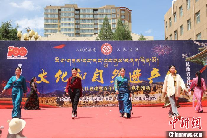 图为藏族青年T台走秀。　张添福 摄