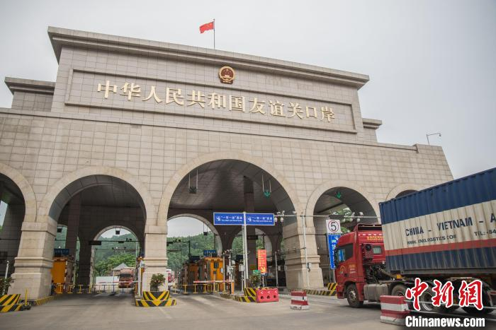 友谊关口岸货运通道跨境货车往来。　梁箫 摄