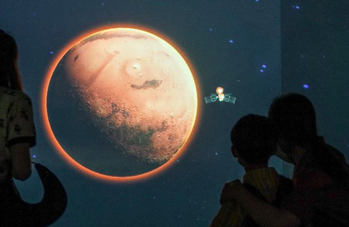 动画演示人类探测器登陆火星过程。