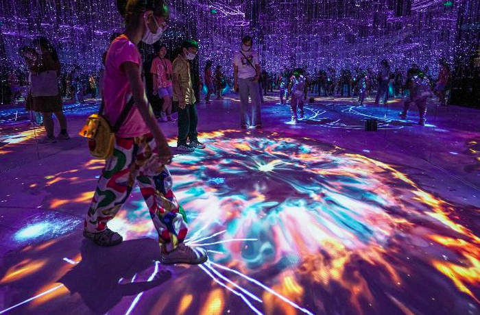 绚丽多彩的互动星空光影展区成为小朋友的乐园。