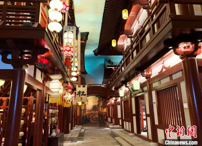 “因运而生--大运河街肆印象展”再现了城镇历史场景和真实业态，也呈现了运河人家的美好生活。　崔佳明 摄