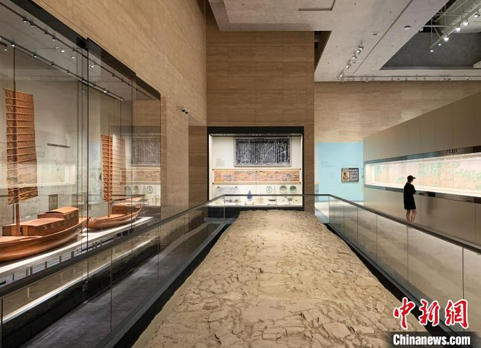 镇江铁瓮城出土的清代石铺路。　崔佳明 摄