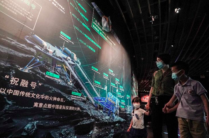 家长和小朋友一同了解天问一号、祝融号科普知识。