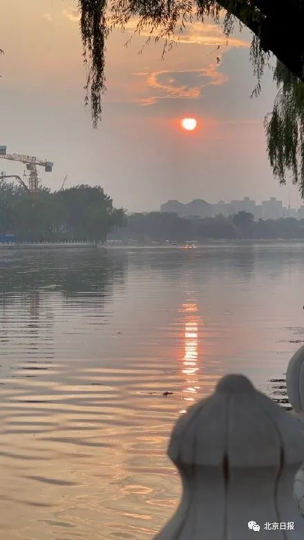 （后海落日 @iBi8bobobo 摄）