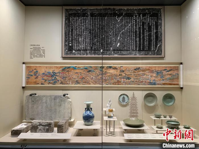 展出的文物展品。　崔佳明 摄