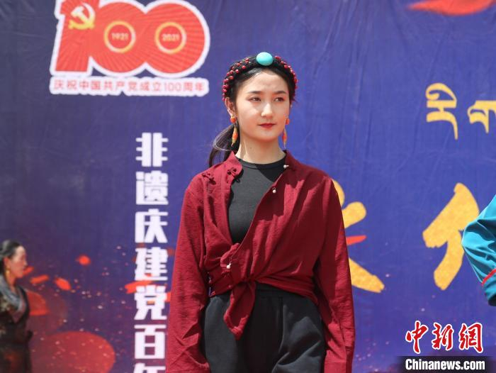 图为一位藏族青年展示具有现代风格的藏族服饰。　张添福 摄