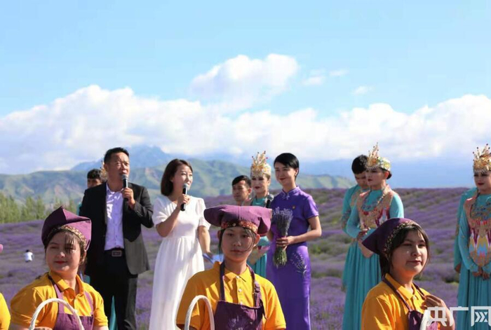 新疆维吾尔自治区伊犁州文旅局党组成员、副局长贺娇龙在现场采用直播的方式向全国各地的人们推介新疆伊犁。（霍城县委宣传部供图） 央广网发 