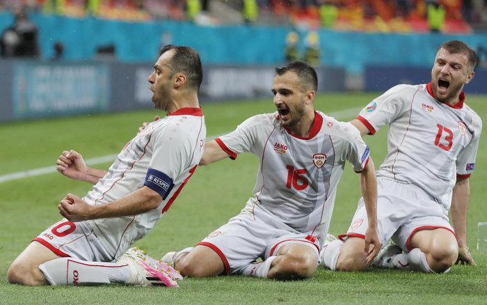 潘德夫进球后滑跪庆祝。图/IC photo