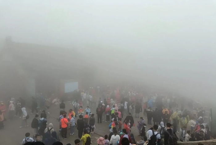 ▲6月13日清晨泰山大雾。受访者供图