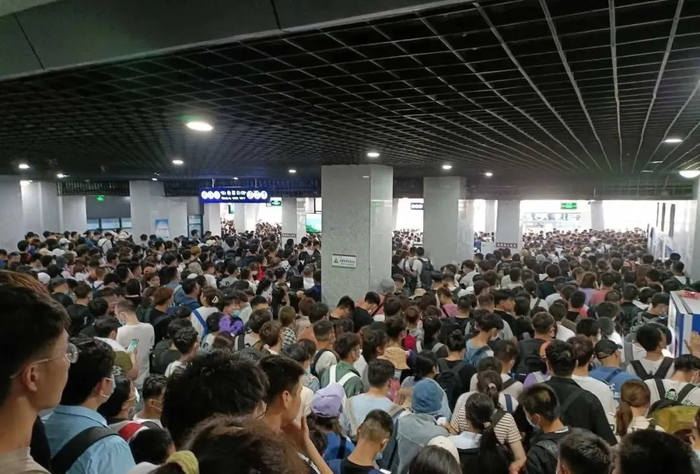 ▲6月13日8时26分，泰山景区中天门游客中心大量游客拥挤。受访者供图