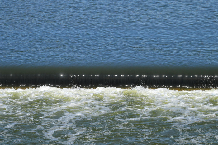 5月29日，白庙橡胶坝上流下的水。 新京报记者 王贵彬 摄