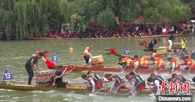 图为赛龙舟现场。　朱小龙 摄