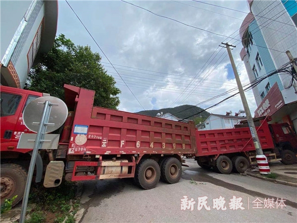 图说：封路用的卡车。李一能 摄