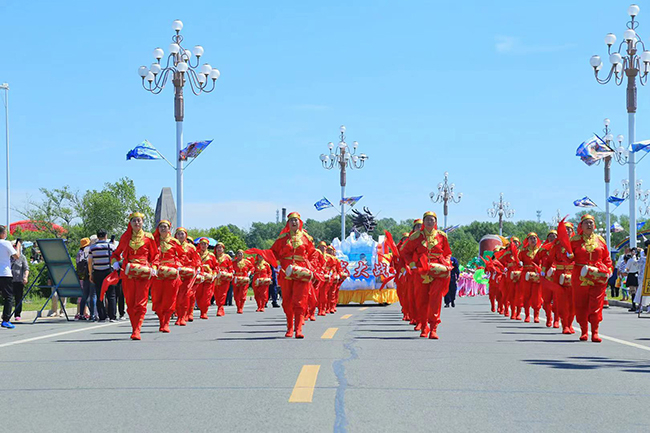 花车巡游。 武鑫 摄