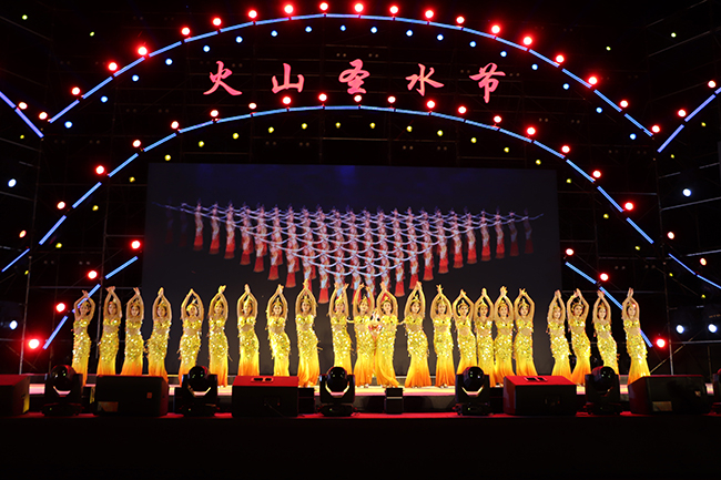 歌舞晚会。 牛雷 摄