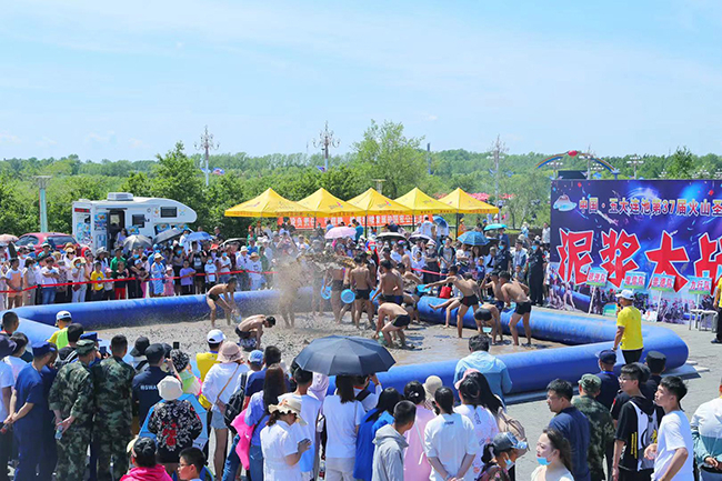 参赛选手在火山矿泥中展开泥浆大战。武鑫 摄