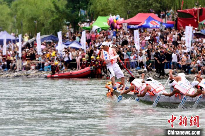 图为选手“划龙船”现场。　罗永皓 摄