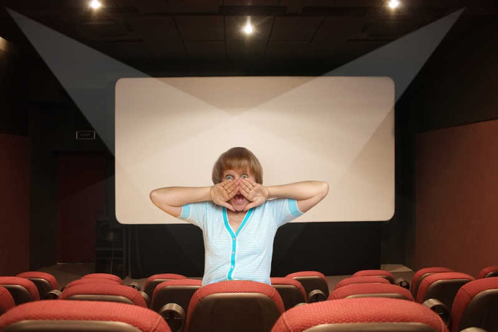 请观影的家长把小孩看好，千万不能摸银幕。