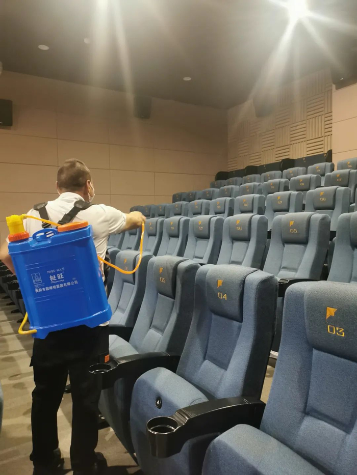 ▲某影厅员工在散场后进行消毒。