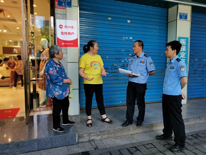 罗威与师父吴立峰一起调解纠纷（央广网发 江北公安分局供图）