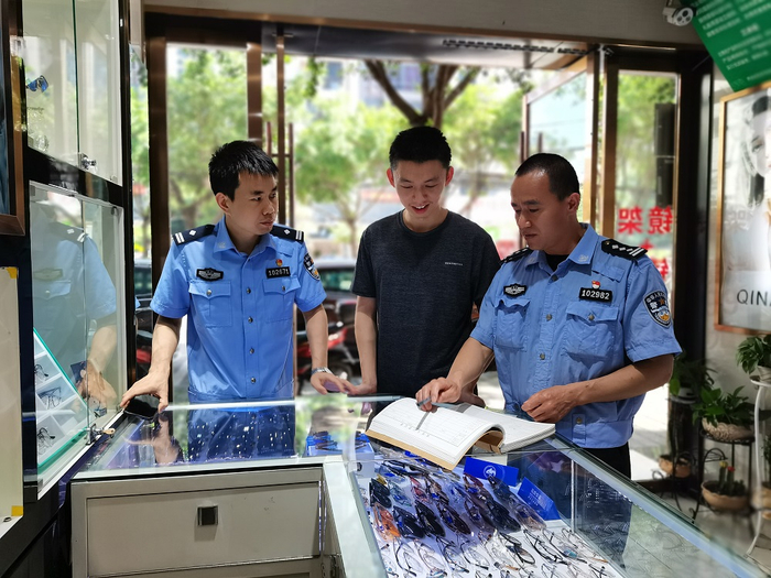 罗威与师父吴立峰到社区入户走访（央广网发 江北公安分局供图）