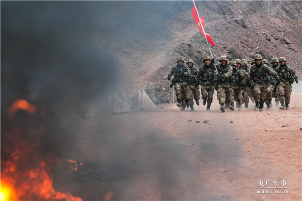 营长简春在高原带领官兵开展训练