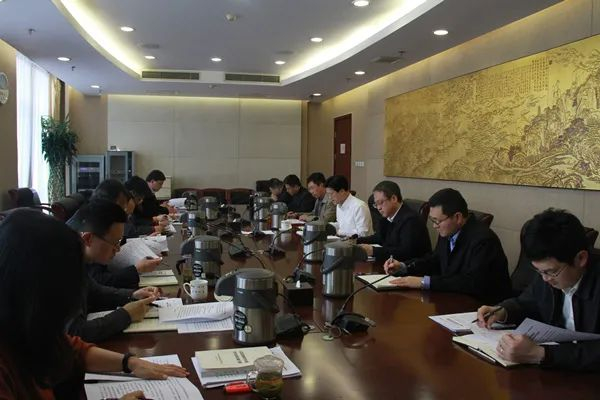  △ 案件审理室集体审议案件（中央纪委国家监委案件审理室供图）