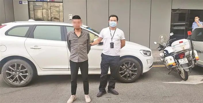 蔡某因敲诈勒索被龙岗警方行政拘留。受访单位供图