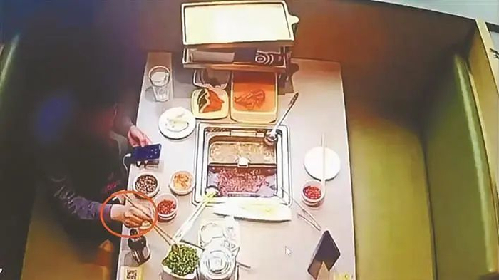 蔡某手里暗藏蟑螂。受访单位供图