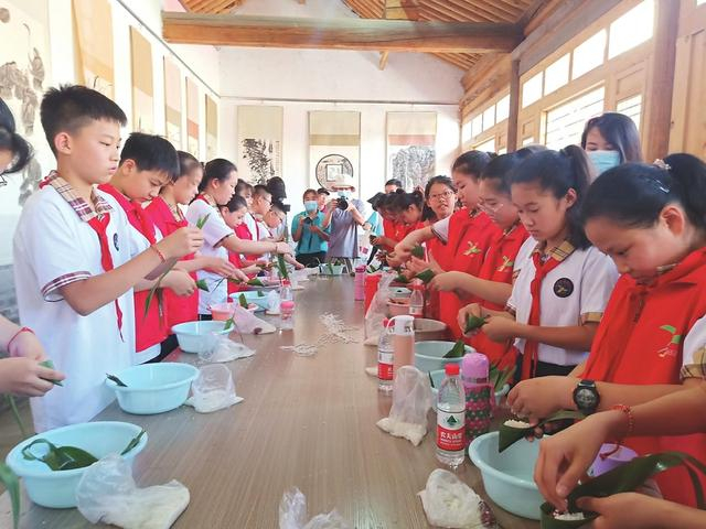 孩子们在太原古县城包粽子，体验端午文化。本报记者姚凡摄