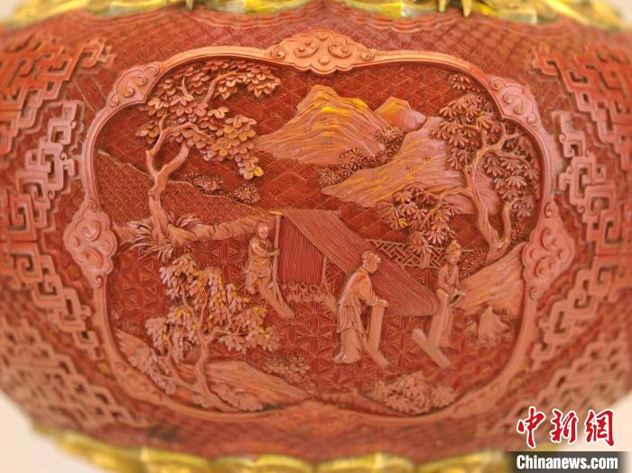 男耕女织的雕刻图景反映清朝统治者以农桑为治国之本的思想观念。　沈阳故宫博物馆供图