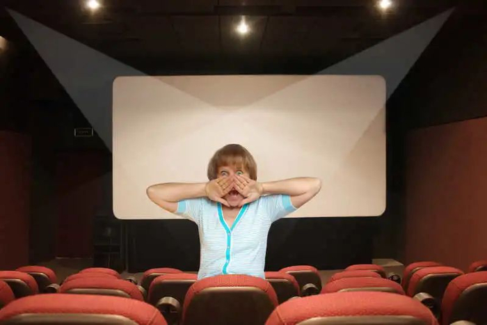 ▲请观影的家长把小孩看好，千万不能摸银幕。