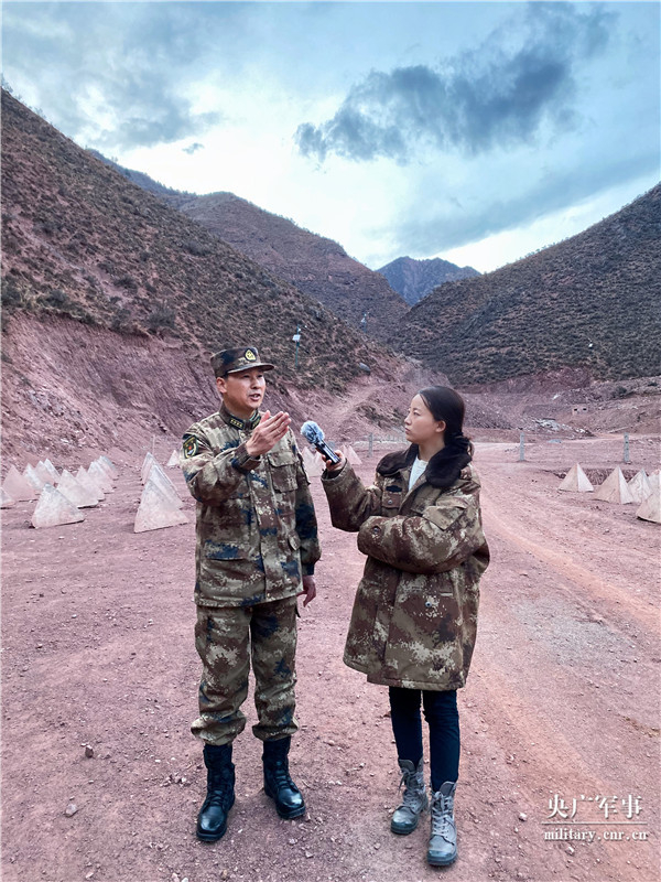 总台央广记者张娅（右）采访“两不怕”旅政委杨永开（左）
