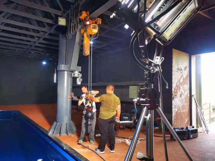 节目《洛神水赋》拍摄幕后，灯光师在为拍摄调试灯位。受访者供图