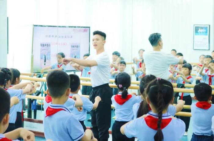 《走马步》课堂展示（央广网发 重庆巴蜀小学供图）