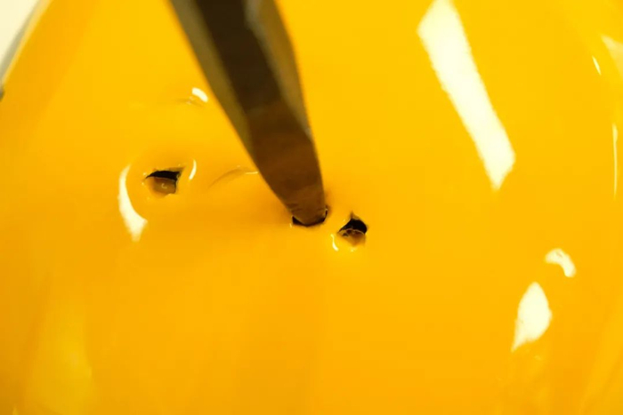 ▲美团头盔的表面在3次穿刺测试中破损，有3个破洞