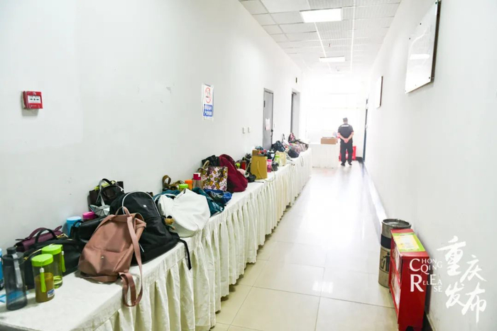 评卷老师的手机、水杯、背包等统一存放在评卷室外面。邹乐 摄