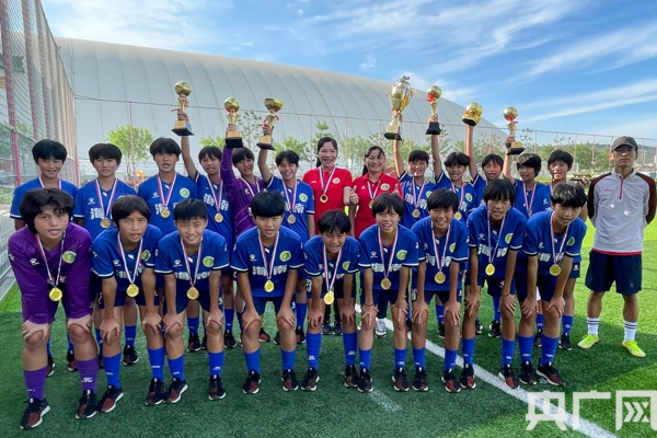 出征2021年中国中学生足球协会杯（初中女子组）的琼中女足队员。央广网发 琼中女足管理中心 供图