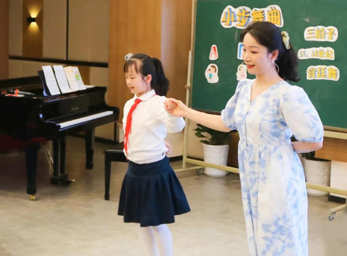 《小步舞曲》课堂展示（央广网发 重庆巴蜀小学供图）