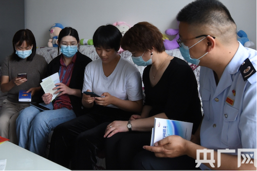 　　志愿者与税务人员一起为纳税人提供上门服务（央广网发 通讯员张连城摄）