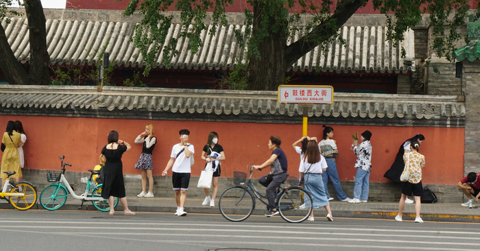 鼓楼西大街楼盘附近，打卡人群特别集中