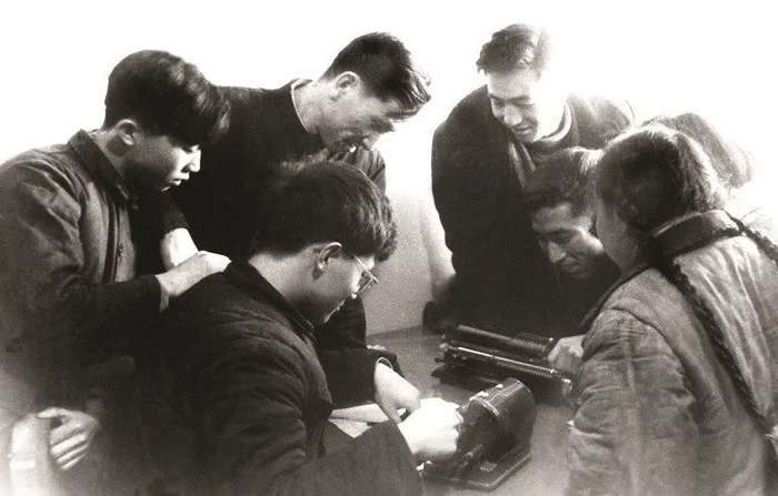 △研究人员用手摇计算机计算数据