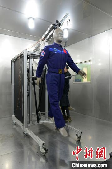 东华大学航天员服装研发设计团队为保障航天员太空和地面工作生活全过程设计了系列专用服装。　东华大学 摄