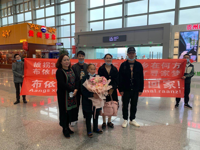 德良刚回贵州时，跟志愿者合影。