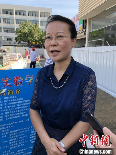 湖里区教育局局长吴雪慧在梧桐实验学校施工现场介绍项目进展。　吴如宇 摄