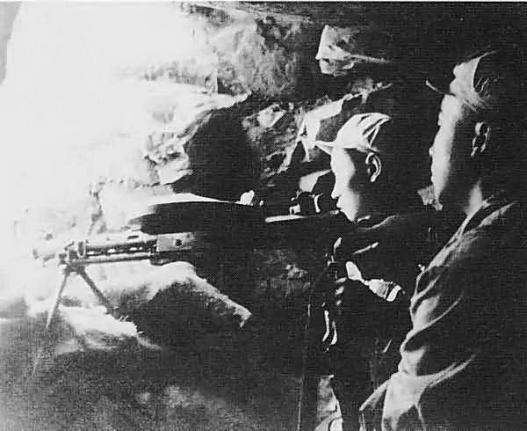 守卫在坑道口的战士们（图片来源：中华人民共和国国防部网站）