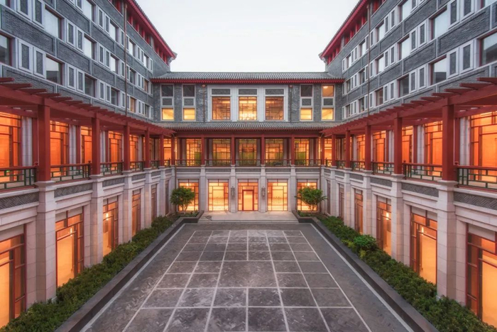 ▲清华大学苏世民书院，美国新古典建筑鼻祖罗伯特·斯特恩教授设计