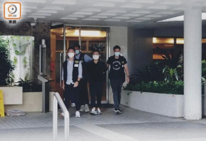 香港警方搜查罗伟光住所。图源：东网